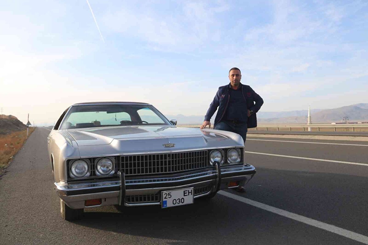 Ertek, aracın boya haricinde orijinal olduğunu belirterek, “İnsanların araca çok fazla ilgisi var. Herkes ilgiyle bakıyor. Bu araçtan inenler başka araca binmek istemiyor. Fotoğraf çekilmek isteyen, bizi bir tur gezdir diyen ve düğününde kullanmak isteyen çok kişi var. Bu araç tamamen orijinal, sadece boyası orijinal değil. Kesinlikle her şeyi dört dörtlük muhafaza edilmiş. Alparslan Türkeş’in ilk sahibi olması benim için gurur verici. İnsanlar duyunca şaşırıyor” şeklinde konuştu.<br><br>