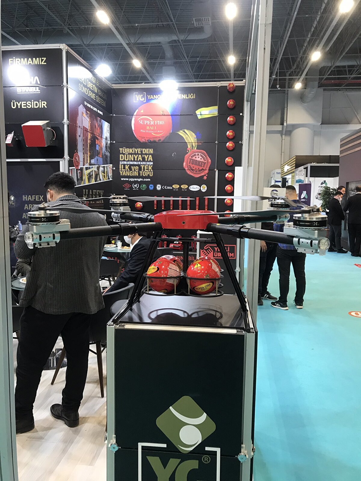 Denetleme dronu:  Topların içerisindeki yazılım kartları sayesinde kaç metreden bırakılması gerektiğini merkeze bildiriyor