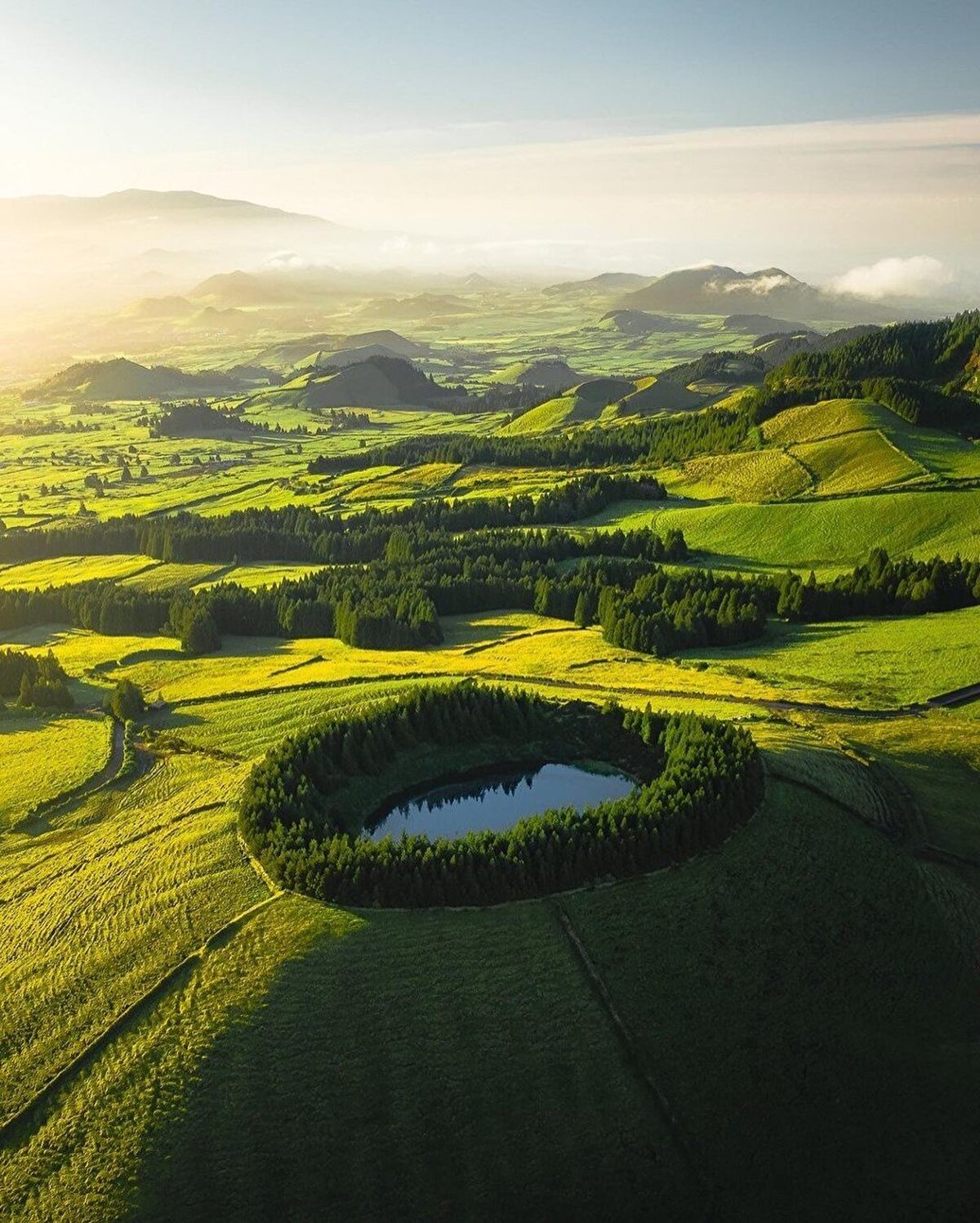 Azorlar, kuzeybatıdan güneydoğuya doğru 600 km'lik bir alana yayılan üç küme meydana getiriyor: Kuzeybatıda Flores ve Corvo; merkezde Fayal, Pico, Sao Jorge, Graciosa ve Terceira; güneydoğuda São Miguel ve Santa Maria. Atlas Okyanusu’nda bulunan takımadalar topluluğunun toplam nüfusu ise 260 binin üzerinde.