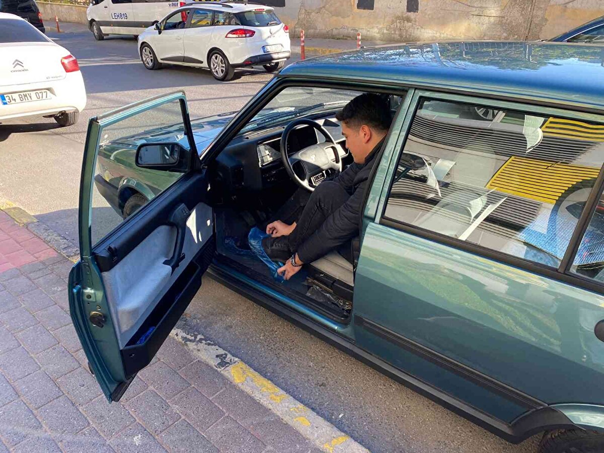 Kadıköy’de yaşayan galerici Sercan Deniz, geçen sene satın aldığı 1993 model Tofaş Doğan SLX otomobilini internet üzerinden 200 bin TL fiyat ile satışa çıkardı.