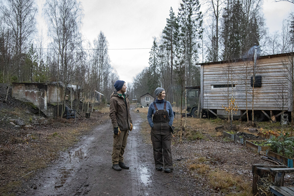 Bu hareketin doğmasına sebep olarak insanların senelerce mortgage ile uğraşmak istememesi ve küçük evlerin normal evlere göre daha rahat, kullanışlı ve az masraflı olması gösteriliyor. 2008 yılında patlak veren mortgage krizi, tüketici alışkanlıklarını kökten değiştirdi. Ömür boyu ev kredisi ödememek için küçük evlere yatırım yapan halk, böylece “tiny house” akımını başlattı.<br>