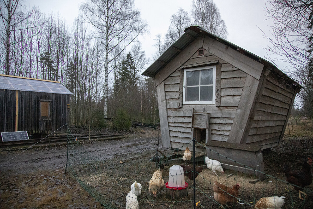 8-10 metre kare taban alanı üzerine kurulan bu evler, geri dönüştürülebilme ve ucuz olma özelliğinin yanı sıra yerel kaynaklarla da üretilebilir. Fotoğrafta Garpenberg kasabasında vatandaşların yaşadığı "tiny houses" görülüyor.<br>
