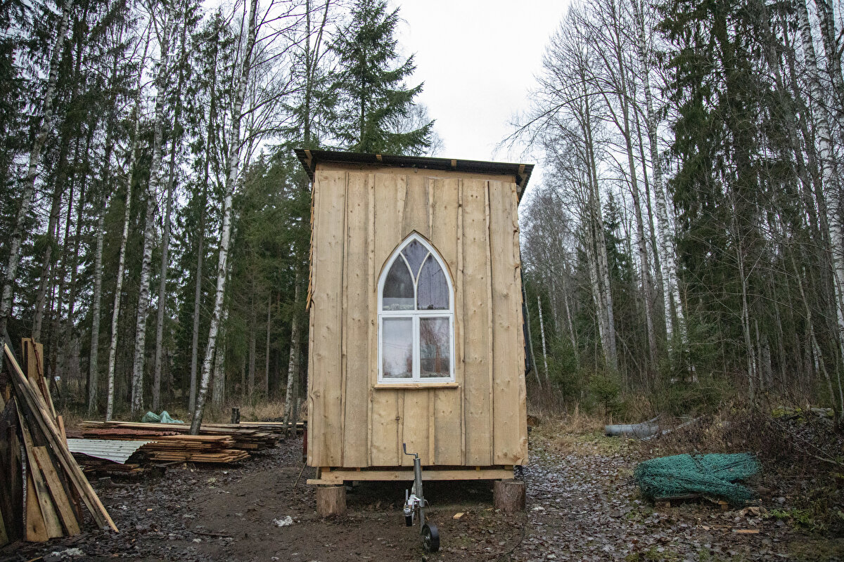 30 yıl boyunca her ay kira öder gibi ev almak yerine, çok küçük boyutlarda, taşınabilen evler tercih edilmeye başlandı. ABD’de normal bir ev ortalama 241 metrekare iken bu evlerin boyutları 9 ile 37 metrekare arasında değişiyor.<br>