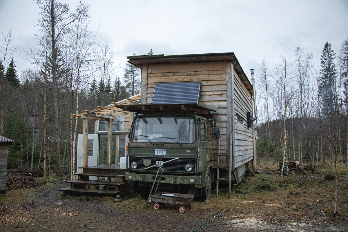 Özellikle apartman yaşantısından, kalabalıktan ve binalardan kaçmak isteyenler soluğu ‘Tiny House’ olarak adlandırılan ve minimalizmi odağına alan akıma geçiş yaptı. Yenilikçi bir akım olarak bilinen bu hareket daha ‘küçük alanlarda’ yaşamak isteyenlerin tercihi oluyor.<br>