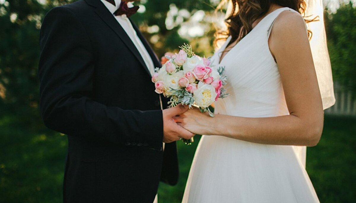 Boşanma halinde anne, babadan yeniden aylık bağlanabilmesi için de iki yılın geçmesi gerekiyor. İki kız kardeşten biri evlendiğinde öbürünün ölüm aylığı artıyor. Çalıştığı için yetim aylığı almayan kadınlar da bu ödenekten yararlanamıyor. İkramiye alabilmek için yazılı dilekçeyle SGK'ya başvurulması zorunluluğu var.<br><br>Evlenme tarihi kütüğe işlenmediyse dilekçeyle beraber evlenme cüzdanının bir örneğinin de kuruma verilmesi gerekiyor.