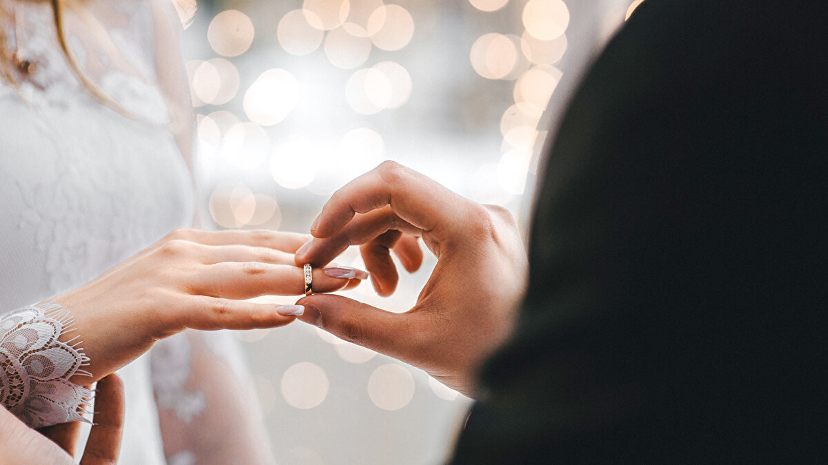 Evliliğin ilk beş yılı içinde başvuru gerekiyor. Bu sürenin sonunda başvuruda bulunulması durumunda zamanaşımı nedeniyle ikramiye almak mümkün olmaz.<br><br>Boşanma durumunda yeniden aylık bağlananlar ödenen ikramiyenin 12 aydan eksik süreye ait kısmı tahsil edilinceye kadar aylık alamaz. İkramiyenin iadesi söz konusu değil. Hak sahibinin aylığının kesildiği tarihten itibaren iki yıl içerisinde yeniden hak sahibi olması halinde bu sürenin sonuna kadar kadar gelir veya aylık bağlanmaz.