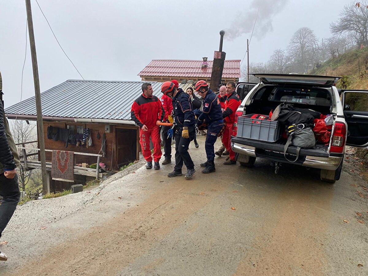 Bu sırada Çamlıhemşin İlçe Jandarma Komutanlığı'nda görevli Uzman Çavuş T.K.’nın kullandığı 53 JAA 146 plakalı askeri kamyonet, ambulansa yol vermeye çalışırken, kayganlaşan yolda sürücüsünün direksiyon hakimiyetini kaybetmesi sonucu yaklaşık 150 metrelik uçuruma yuvarlandı.<br>