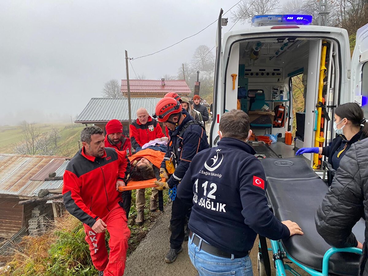 Kadını yola çıkaran ekipler, ardından askerin yardımına koştu. Ekiplerce yola çıkarılan yaralı kadın ve asker ambulanslarla Rize Eğitim ve Araştırma Hastanesi’ne kaldırılarak tedavi altına alındı. <br><br>