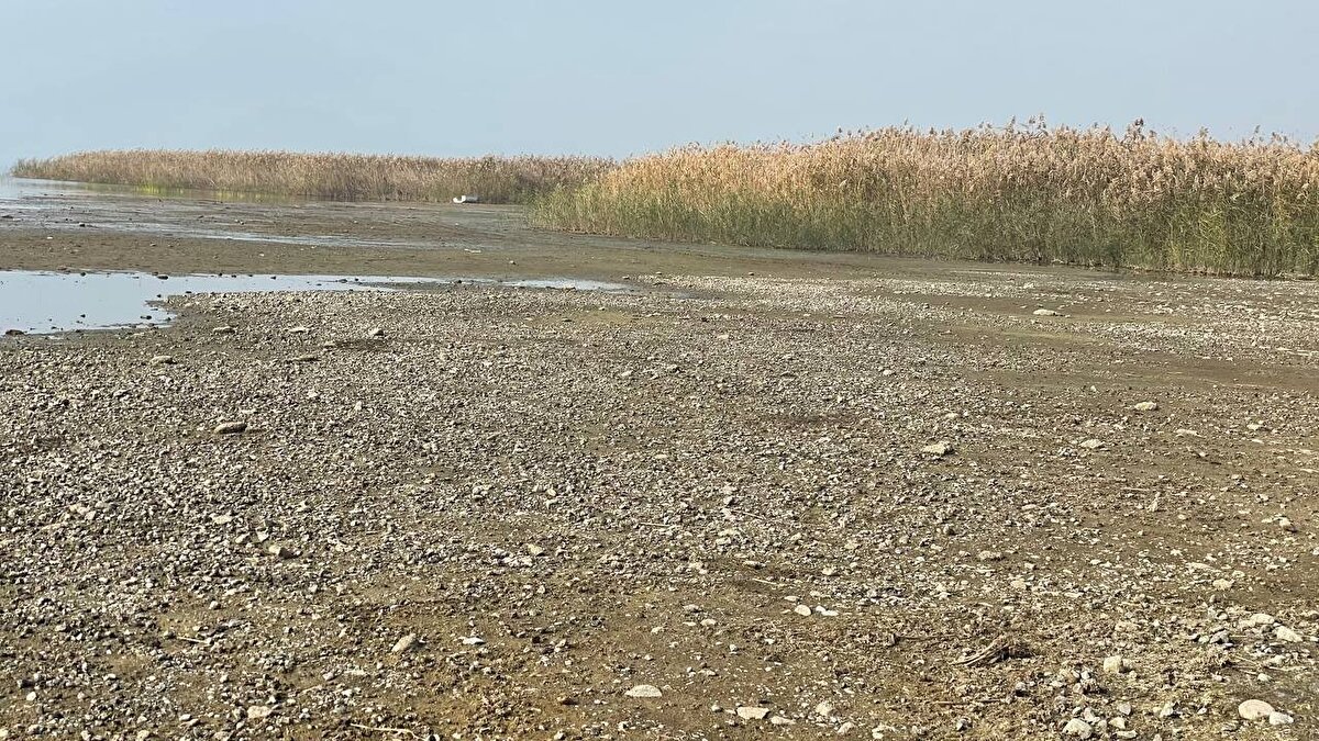 Fakat son zamanlarda kuraklık ve tarımsal alanlarda kullanılan su yüzünden İznik Gölü kıyıdan 200 metre çekildi.<br><br>