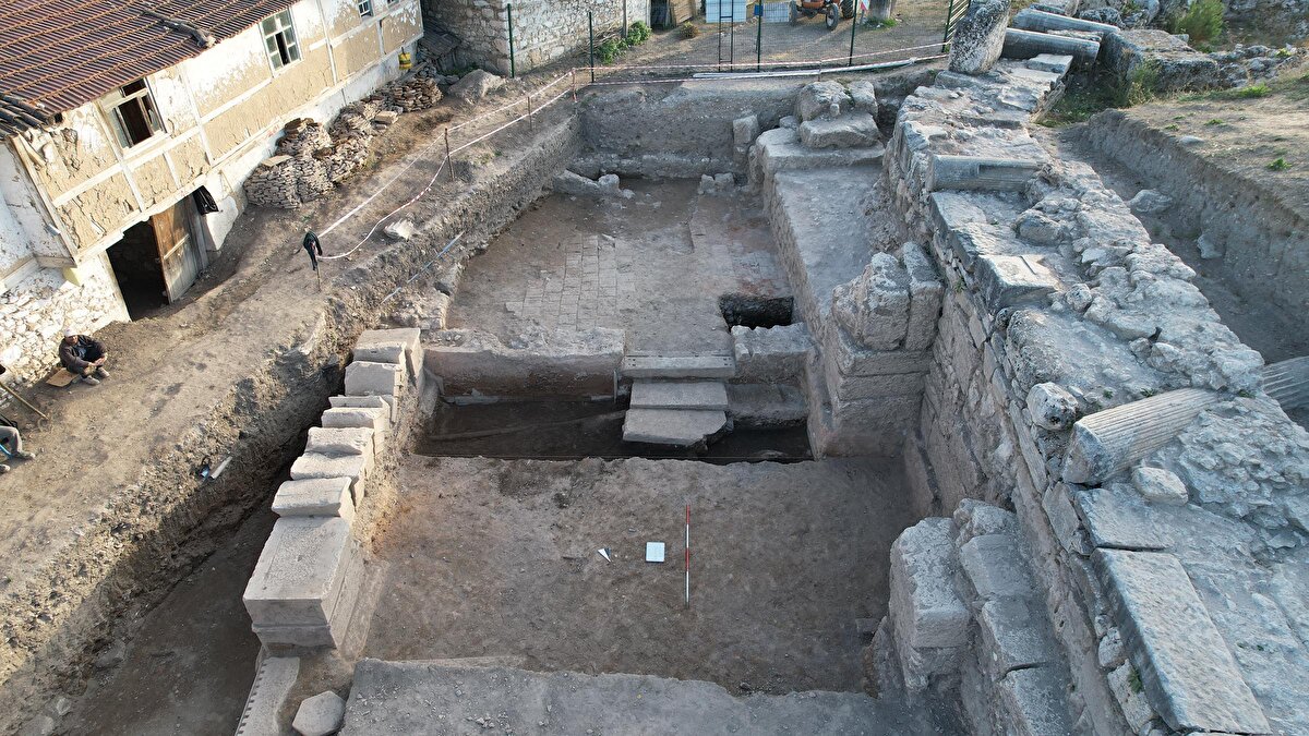 Agora'daki kazılar hakkında bilgiler veren Kazı Koordinatörü Dumlupınar Üniversitesi Fen Edebiyat Fakültesi Arkeoloji Bölümü Başkanı Prof. Dr. Gökhan Coşkun, buldukları dükkanların içinde hayvan kemiklerinden işlenmiş ve işlenmeye hazır kaşık ve saç iğnelerine rastladıklarını belirterek, "Mermer kaplı avluyu açığa çıkardık.