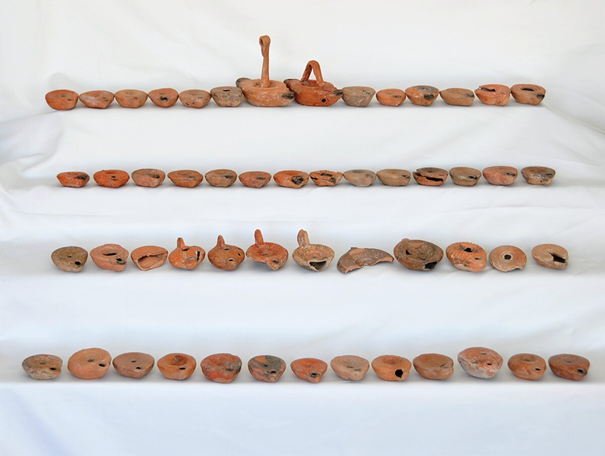 Ortaya çıkarılan bir dükkan içinde de antik dönemin aydınlanma gereçlerinin başında gelen çok sayıda kandile ulaştıklarını kaydeden Coşkun, “Diğer dükkanın kazısında ise yoğun olarak sağlam ve kırık vaziyette 40'tan fazla kandil bulduk. Pişmiş topraklardan yapılmışlar. Bir kısmının da kullanılmış olduğunu tespit edebiliyoruz.