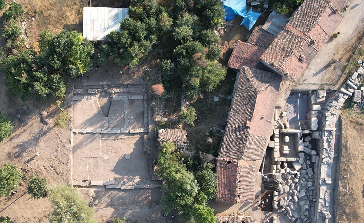 Avlu ve sütunlu galerinin arka kısmında bulunan dönemin dükkanlarına ve önemli buluntulara rastladık. 4 dükkanın kazısını tamamladık. Dükkanlardan 2 tanesinin faaliyet alanıyla ilgili tespitlerde bulunduk. Dükkanların birinde binlerce sayıda büyükbaş hayvan kemiği bulduk. Kemiklerin bir kısmı ham madde bir kısmı işlenmeye başlanmış ve yarım kalmış. Bir kısmı da işlenmesi tamamlanmış vaziyetteydi.<br><br>