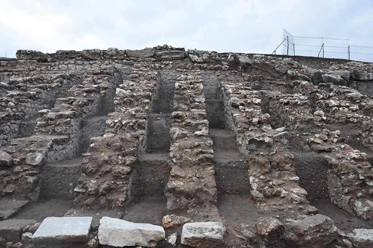 Çünkü aradan geçen binlerce yıl esnasında dükkanın hangi amaçla kullanıldığını bize gösteren veriler ortadan yok olabiliyor. Dolayısıyla Aizanoi Agora'sındaki bu dükkanların ne işlevle kullanıldığını tespit edebilmemiz oldukça büyük bir şanstı" dedi.<br><br>