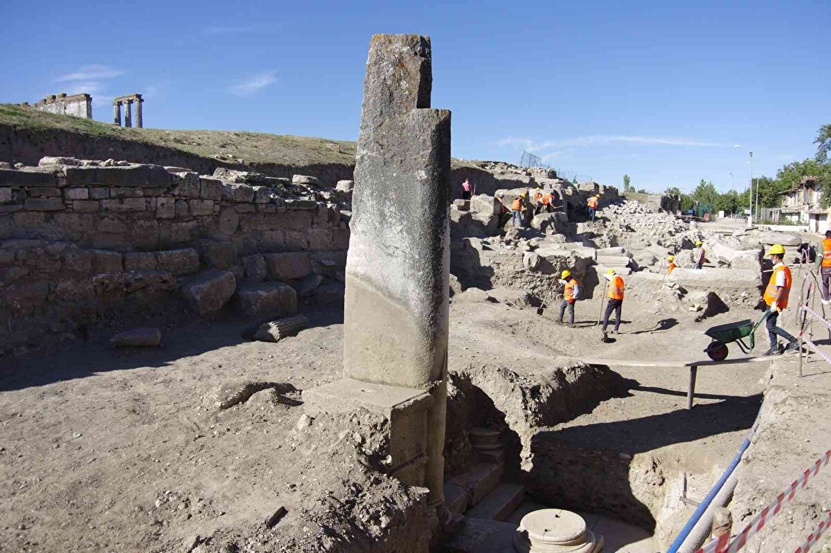 Kütahya Dumlupınar Üniversitesi tarafından sürdürülen kazılarda, antik kentin en önemli alanlarından 'Agora'nın giriş kapısı ve mermer zemini bulundu.<br><br>Önceden asfalt yol kenarında kalan mermer sütunun etrafı kazılınca 'Yaren Dede' olarak bilinen yerin kabir olmadığı ortaya çıktı. 