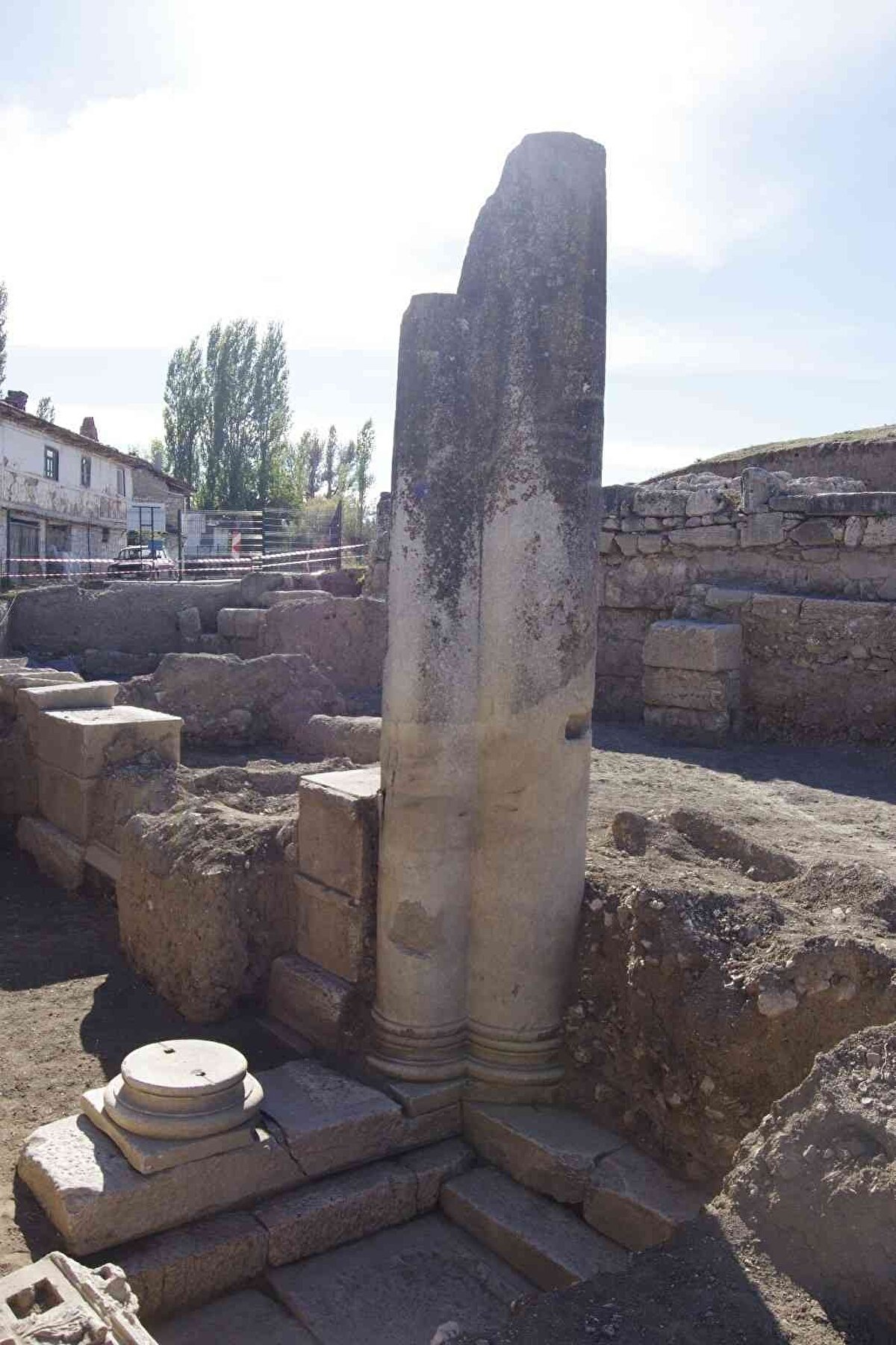Aksoy, “Burası kazılmadan önce yerel halk sütunu 'Yaren Dede' olarak adlandırıyordu. Çocuğu olmayanların gelip adak adadığı, tapınım objesi olarak bakılıyordu. Agora’nın köşe sütunu olduğu ortaya çıktı. Kazıda ceset, iskelet, kabire dair hiçbir ibare yok. Agora’nın zemini var. İlçe sakinleri, yatırı kazdık diye tepki göstermedi. Onlar da bilinçlendi” diye konuştu.<br><br>
