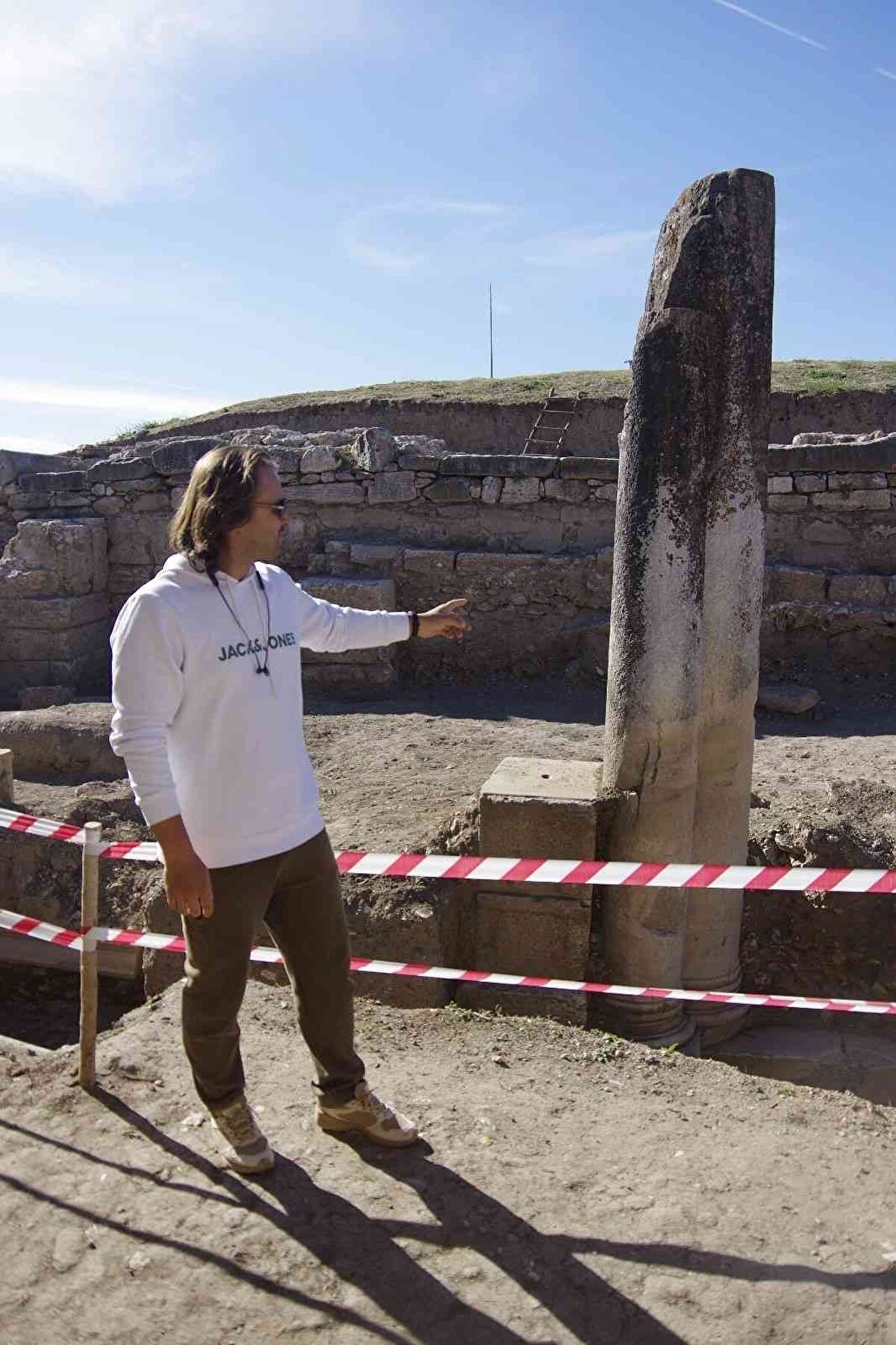 Diğer vatandaşlar da, "Biz yıllardır buraya gelip dua ediyorduk. Kabir olmadığını öğrenince çok şaşırdık" şeklinde konuştular. <br><br>Kazıların halen Kütahya Dumlupınar Üniversitesi tarafından yapıldığı Aizanoi Antik Kenti, UNESCO Dünya Miras Geçici Listesi’nde yer alıyor.Aizanoi Antik Kenti ve vatandaşların senelerce kabir sanıp dua ettiği mermer sütun havadan da görüntülendi.<br><br>