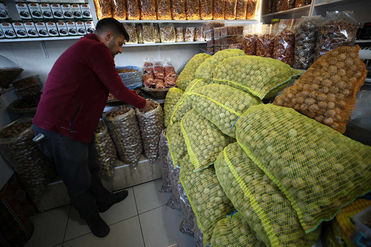 Cevizin ilçe ve kent ekonomisine büyük katkı sağladığını vurgulayan Çelik, "Piyasada ceviz kilo ile satılırken, üstün vasıflı olmalarından dolayı Adilcevaz'da tane ile satılır. Bizde bir gelenektir. Bu da üstün özelliklerinden dolayıdır. Anadolu coğrafyasında en güzel ceviz Adilcevaz'dadır.<br>
