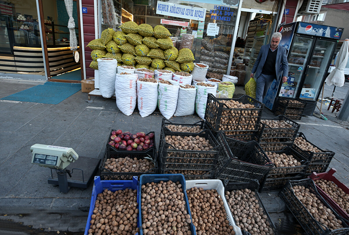 Bin işi (bin tane), dedelerimizden atalarımızdan kalan bir gelenek haline geldi. Müşterilerimizin talebini bin tane üzerinden gerçekleştiriyoruz. Türkiye'nin her yerine biner adet iyi ve kaliteli cevizi özenle seçip gönderiyoruz. Kiloyla nadir satarız. Bin tane Adilcevaz cevizi 12-15 kilogram arasında oluyor." dedi.<br>