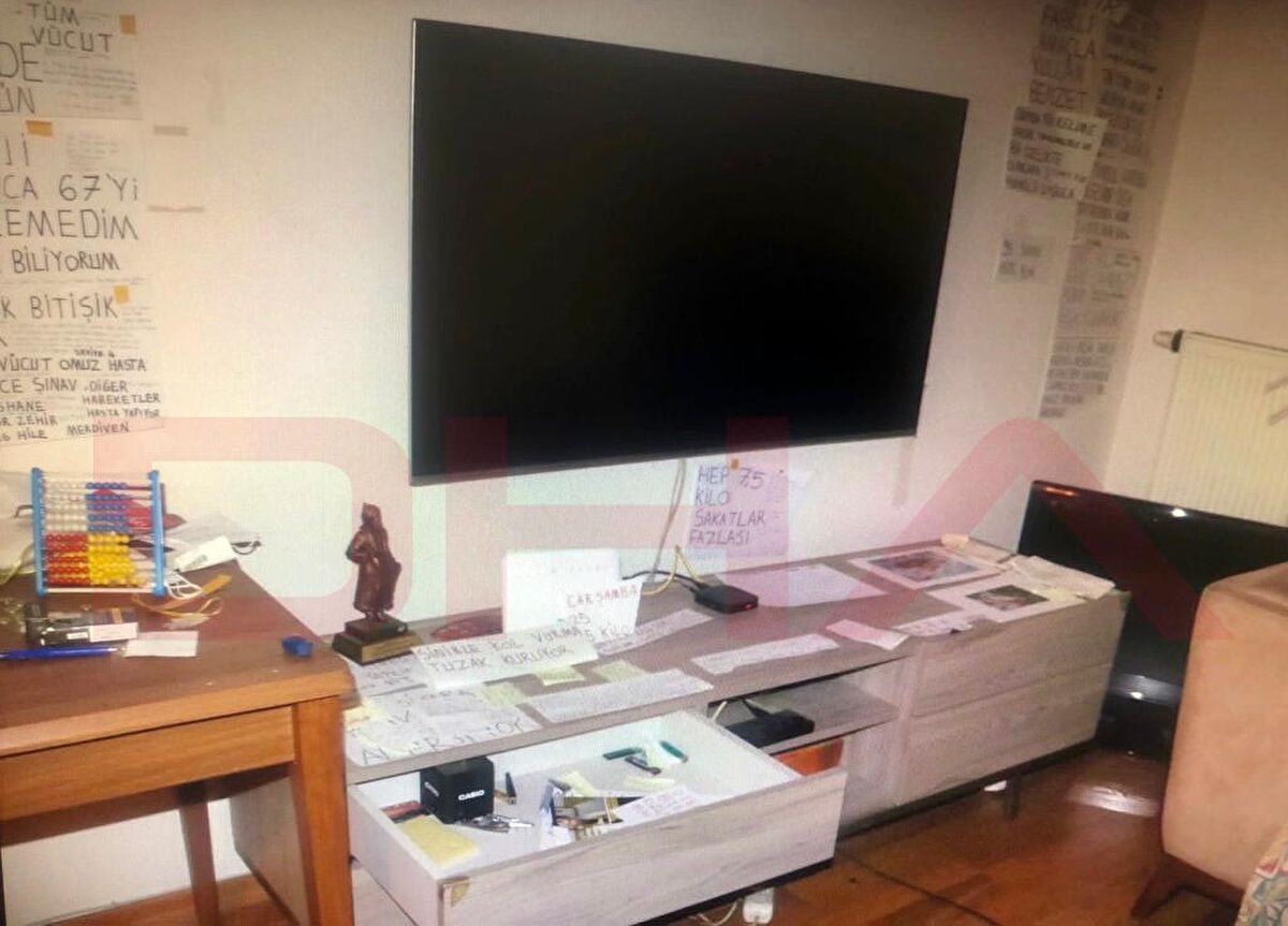 Duvara yapıştırılan kağıtlar arasında "herkes katil, kadın-erkek, hapishane, zehir, tartışma, alerji olunca 67'yi geçemedim kesin biliyorum'' gibi notlar yer alıyor.<br><br>