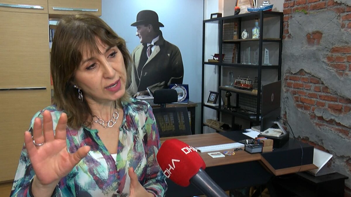 Fotoğraflarda 'çok anlamlı ipuçları olduğunu' kaydeden Duygulu, "Tek başına akıl oyunları oynaması bu kişinin psikolojik ya da başka anlamda sorun yaşadığını ya da insanlarla ilişkisinde sorun yaşadığını göstermez" dedi.<br><br>