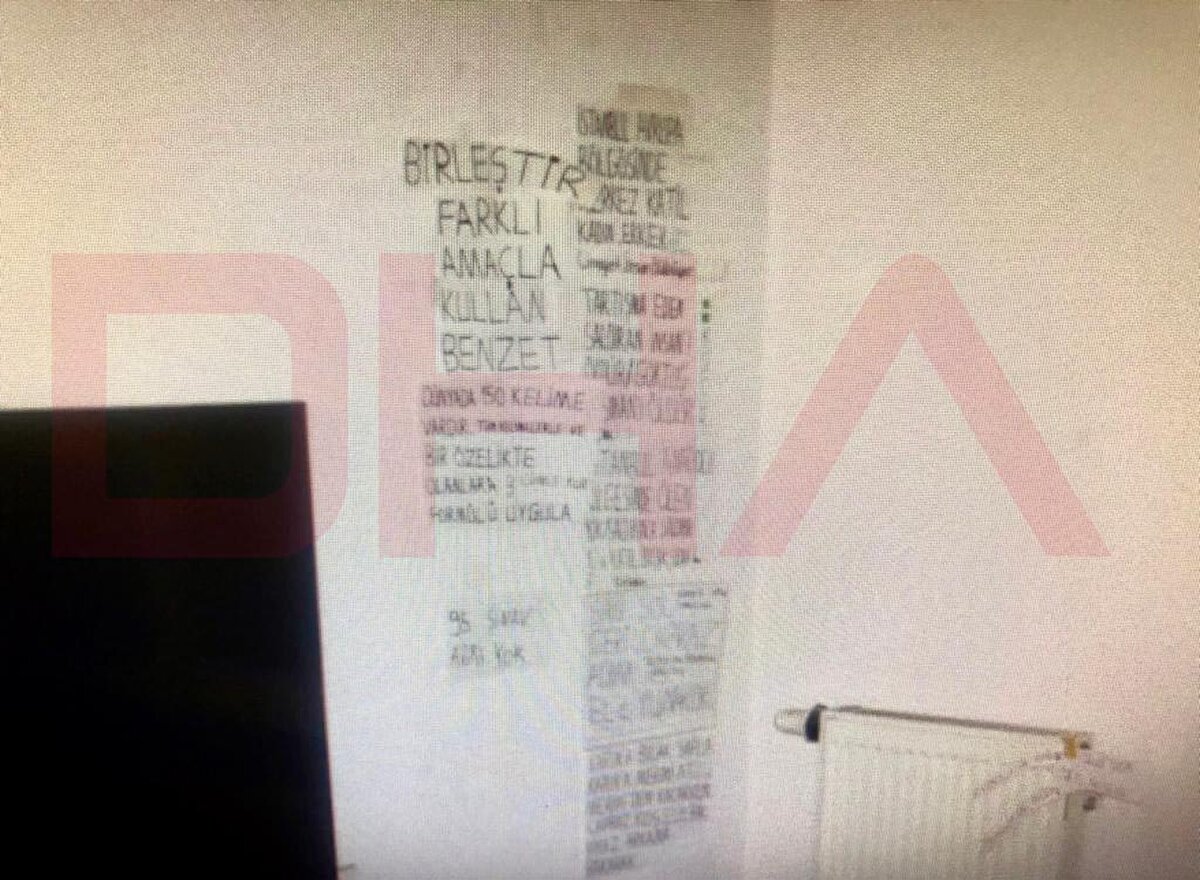 Camları gazete kağıtları ile kapatılan odanın diğer tarafındaki duvarda ise, 'Birleştir, farklı amaçla kullan, benzet' 'dünyada 50 kelime vardır' gibi notlar bulunuyor.<br><br>