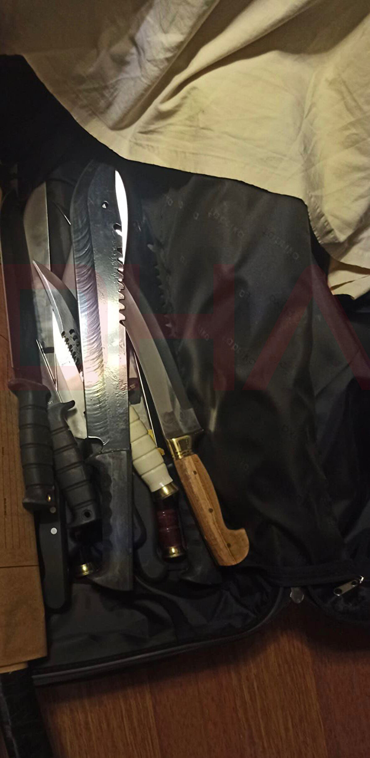 Tutuklanan Can Göktuğ Boz'un (27) evinin oturma odasının duvarlarındaki yazılar ve masada bulunan oyun aletlerinin yanı sıra dairenin çeşitli yerlerindeki bıçak ve kılıçların da fotoğrafları ortaya çıktı. Evde 15'i kılıç, 17'si döner bıçağı, pala ve av bıçağı olmak üzere 32 kesici alet olduğu belirlendi.<br>