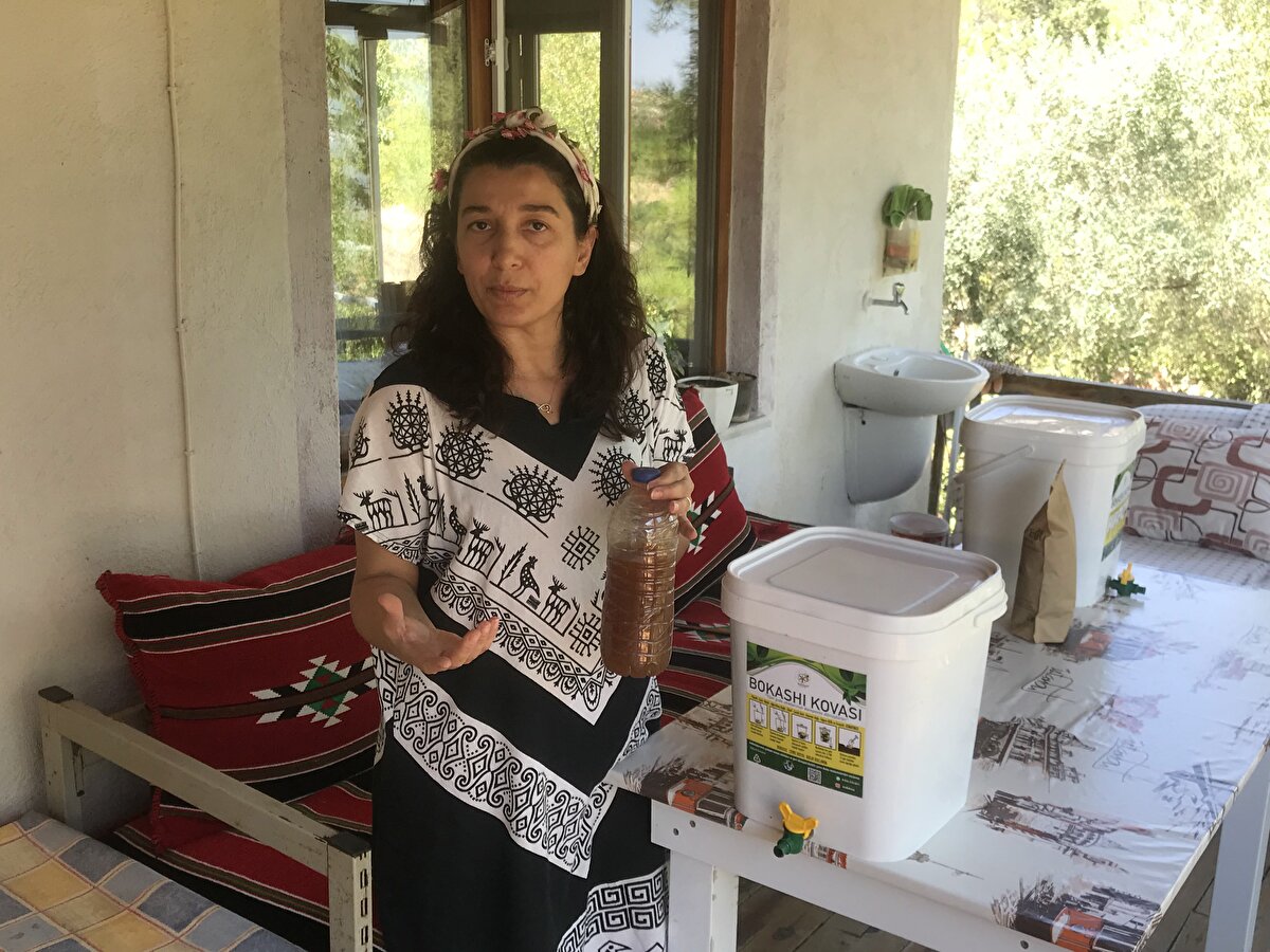 Arabacı, evde yemek yaparken çıkan soğan, domates, patlıcan ve yumurta gibi besinlerin kabuklarını gıdaya uygun özel bir kovada 15 gün mayalandırdığını, bitkisel atıkları bir nevi turşuladığını dile getirdi.<br>