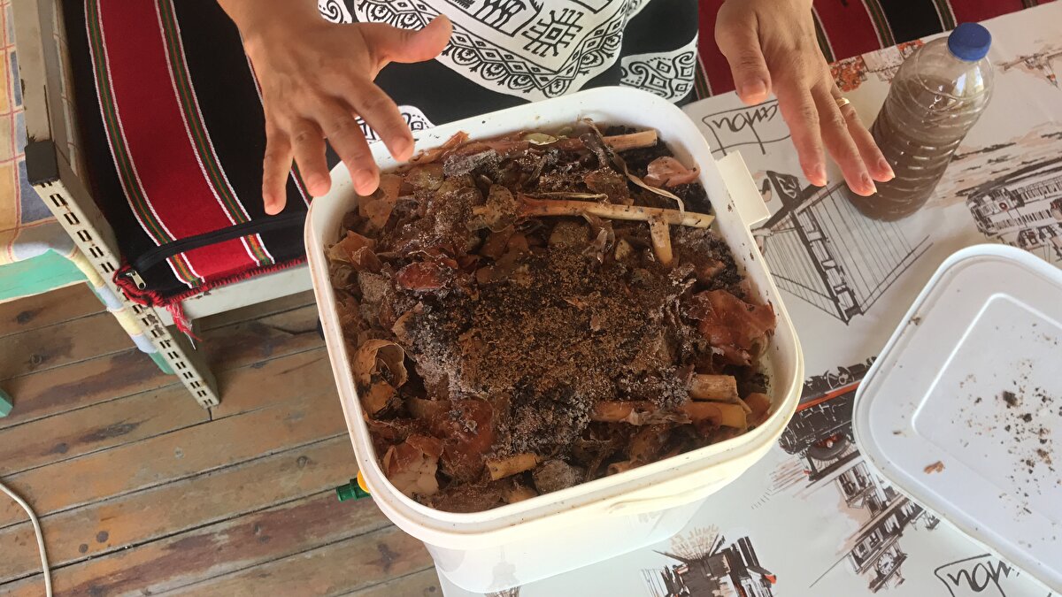 Gıda atıklarını çöp olarak görmediğini vurgulayan Arabacı, "Hem toprağın işlevini kolaylaştırıyoruz hem de bunu çevreye zarar vermeden yapıyoruz. 'Sağlıklı topraklarda sağlıklı gıdalar yetişir' anlayışıyla topraktan gelen sebzeyi, meyveyi kompost yaparak toprağa besin olarak geri veriyoruz.<br>