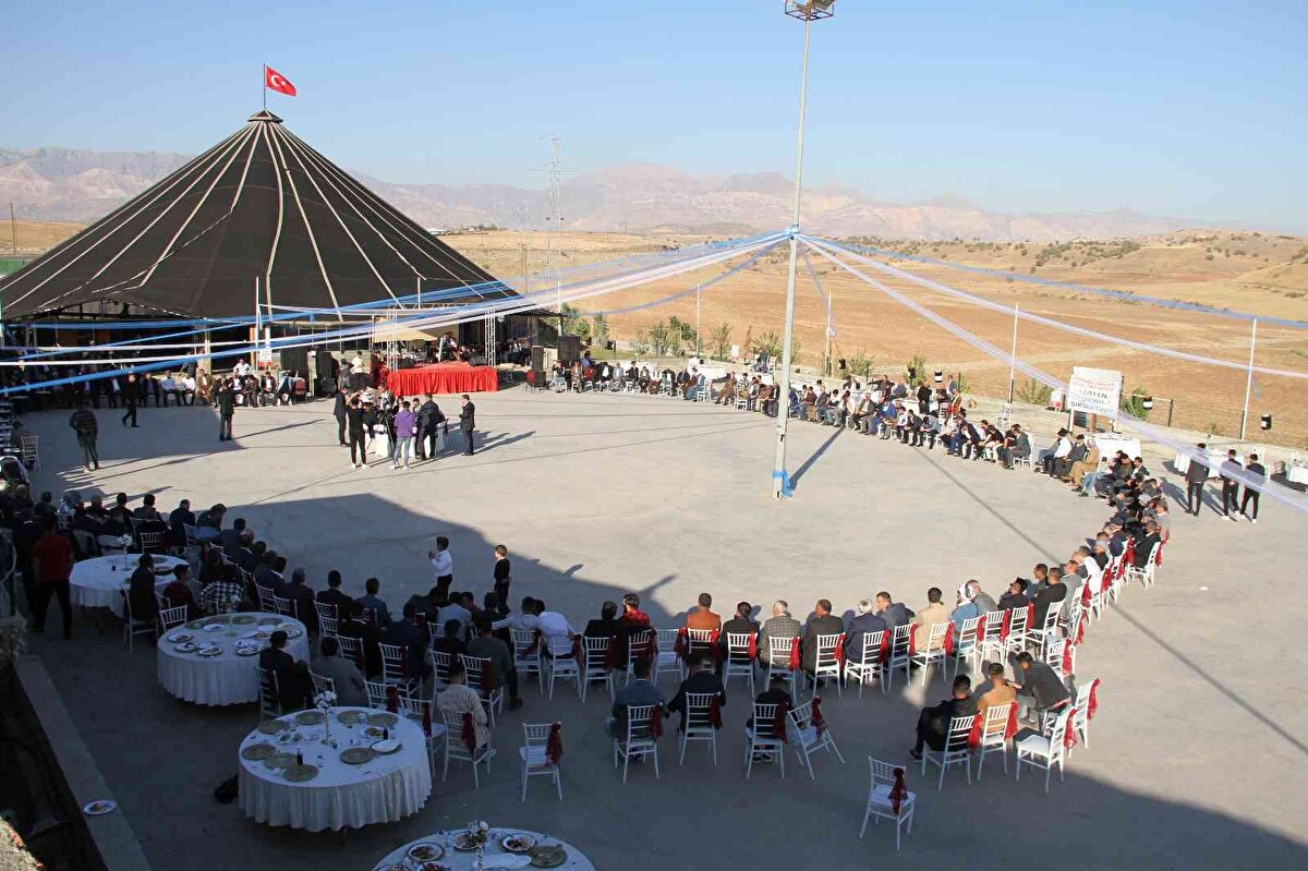 Yaklaşık 3 bin kişinin katıldığı yemekli düğünde 130 adet koyun kesilirken, 2 ton da pirinç kullanıldı. Aşiret Ağası Mehmet Aslan ve aşiretin önde gelen isimlerinin 288 bin TL bahşiş verdiği düğünde geline 1 kilogram ağırlığında altın takı takıldı. Takılan altın ve paraların ise toplam 1 milyon 258 bin TL olduğu öğrenildi.<br><br>