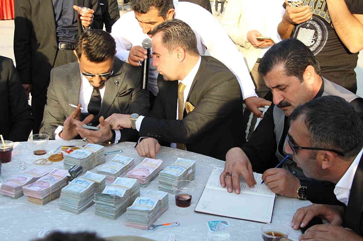 Damadın amcası Abdullah Işık da görkemli bir düğün yaptıklarını belirtti. Işık, "Çok iyi geçti. Düğüne katılan Ertoşi Gevdan Aşireti'nin ağası olan başta Mehmet Ağa, Van'dan, Hatay'dan, Adana, Mersin, Kuzey Irak'tan yani bütün illerden akrabalarımız katıldı. 1 milyon 250 bin TL para takıldı düğünde. Gelenlerin hepsinin ayağına sağlık. Allah hepsinden razı olsun" dedi.<br><br>