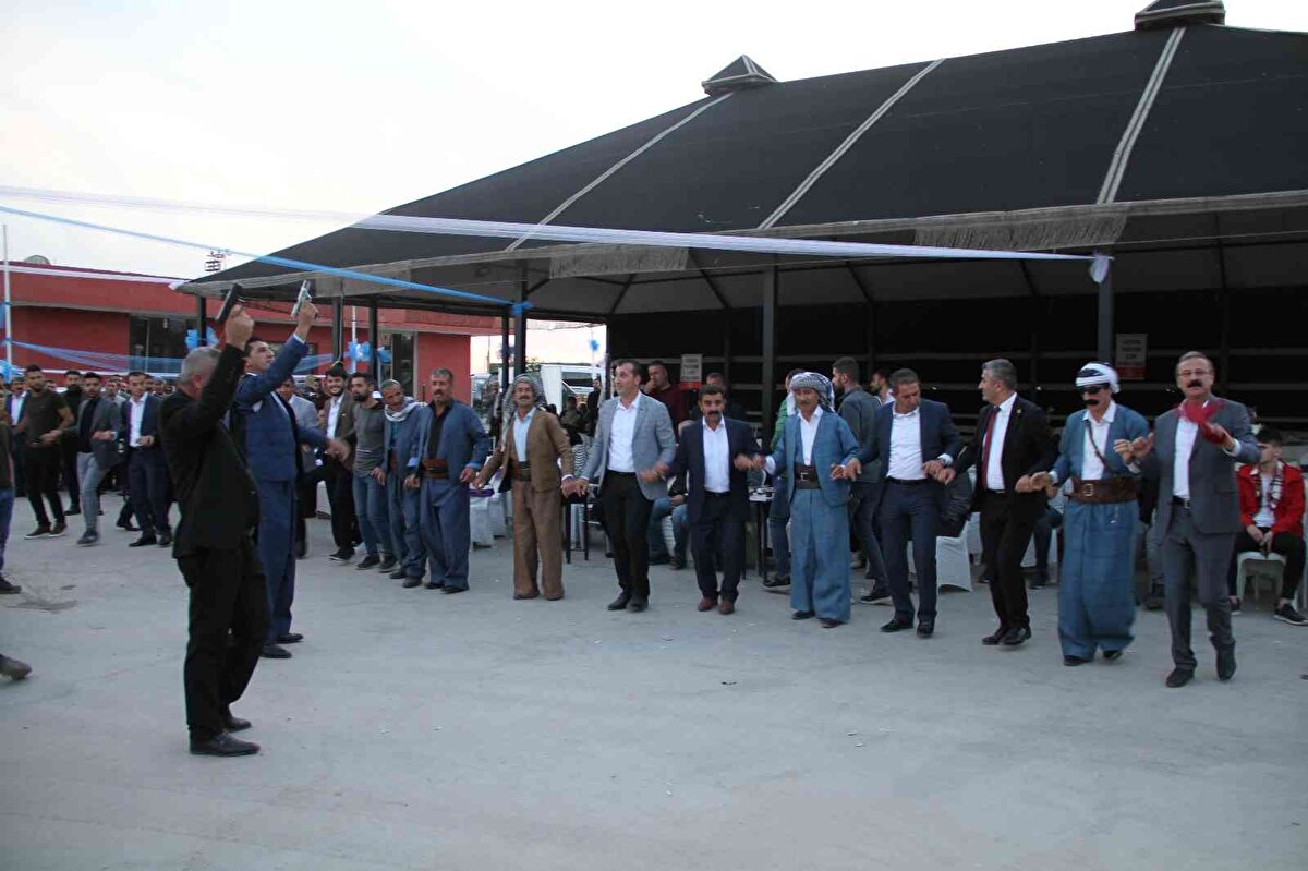 Silopi ilçesinde Savaş Işık ve Mizgin Işık çiftinin düğün salonunda gerçekleşen düğüne Ertoşi Gevdan Aşireti Ağası Mehmet Aslan ile Van, Hakkari, Gaziantep, Adana, Mersin, İstanbul, Irak ve İran'dan gelen aşiret üyeleri katıldı.<br><br><br>