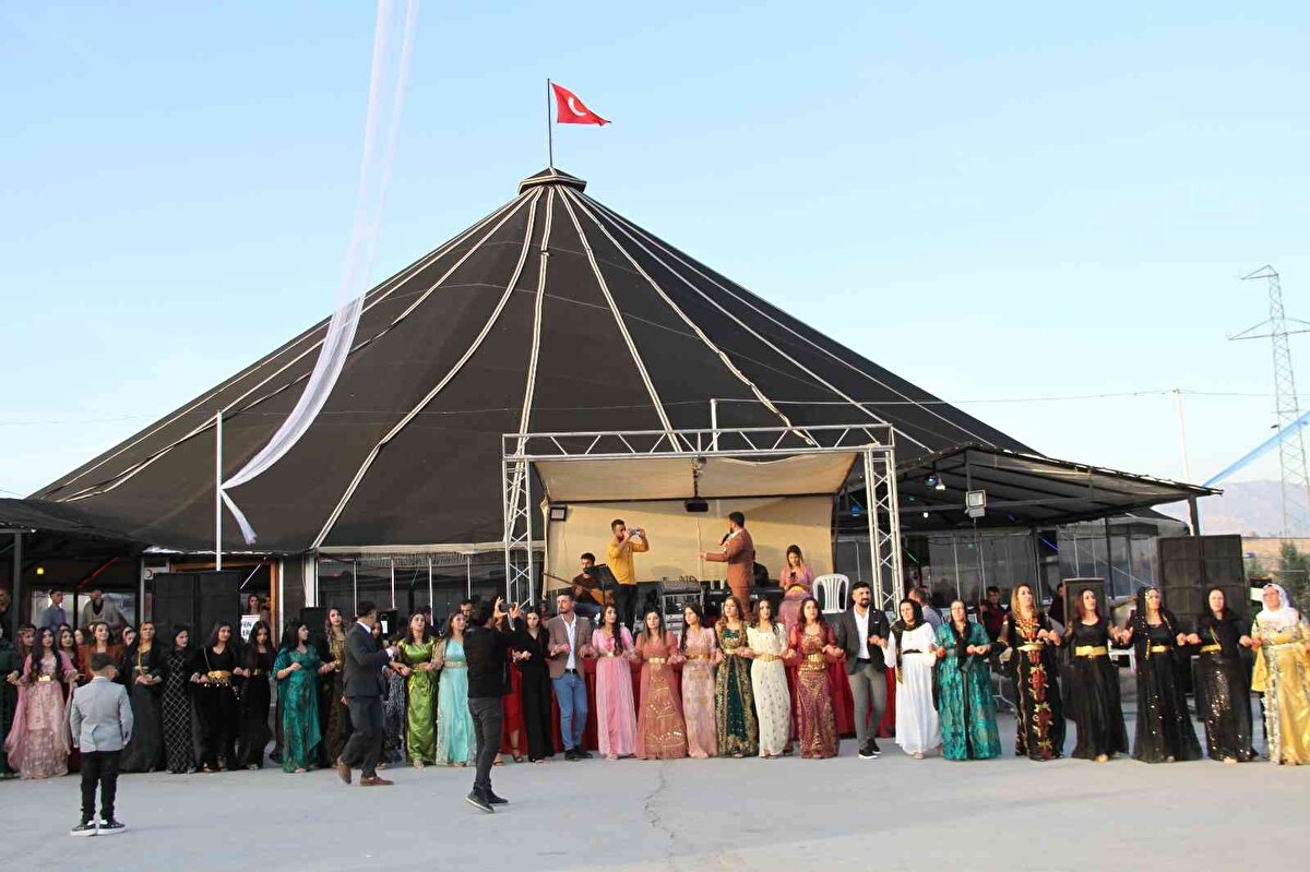 Düğünde fenomen Tivrolu İsmail'in mikrofonu eline alarak Kürtçe halay şarkıları okumasıyla düğün adeta konser alanına döndü. Halayı bırakan vatandaşlar, telefonları ile Tivrolu İsmail'in okuduğu potpori şarkıları videoya çekti.<br><br>