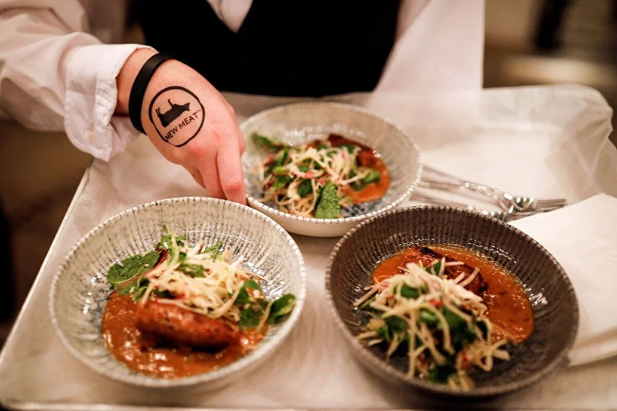 Ünlü İngiliz şef Marco Pierre White da bitkisel bazlı etleri restoranlarında satacağını açıkladı. İngiliz basınına konuşan ünlü şef, sağlanan başarıyı “Bu ürünü denediğimde adeta aklım başımdan gitti” sözleriyle ifade etti. White piyasada daha önce yer alan bitkisel bazlı et ürünlerinin çeşitlilik ve kalite açısından restoranlarında servis etmeye uygun olmadığını söyledi.<br><br>