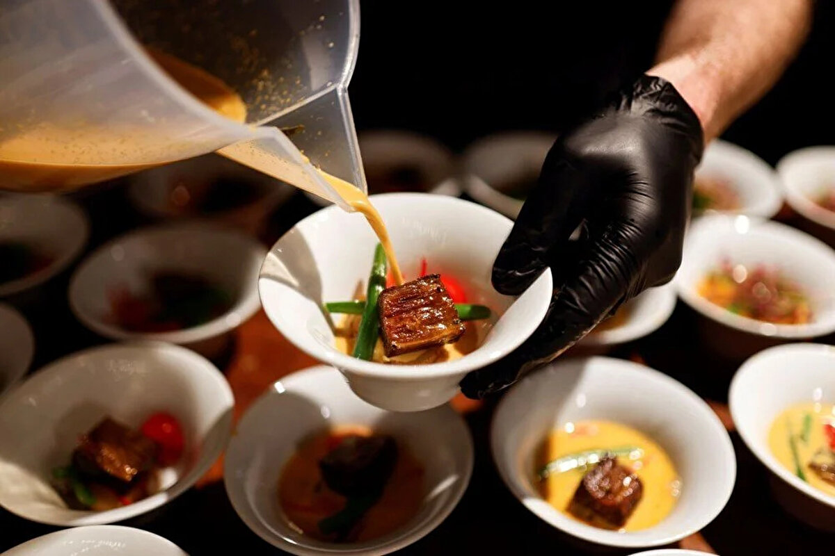 Kırmızı etin tadı ve dokusuna yakın ürünler geliştirmeyi başaran şirket, söz konusu etlerin içinde soya, bezelye proteini, nohut, pancar, hindistancevizi yağı ve maya gibi malzemeler kullanıyor.<br><br>İngiltere, Almanya, Hollanda ve İsrail’de satışa çıkarılan ürünlerin diğer Avrupa’da ülkelerine de pazarlanmasının planlandığı açıklandı.<br>