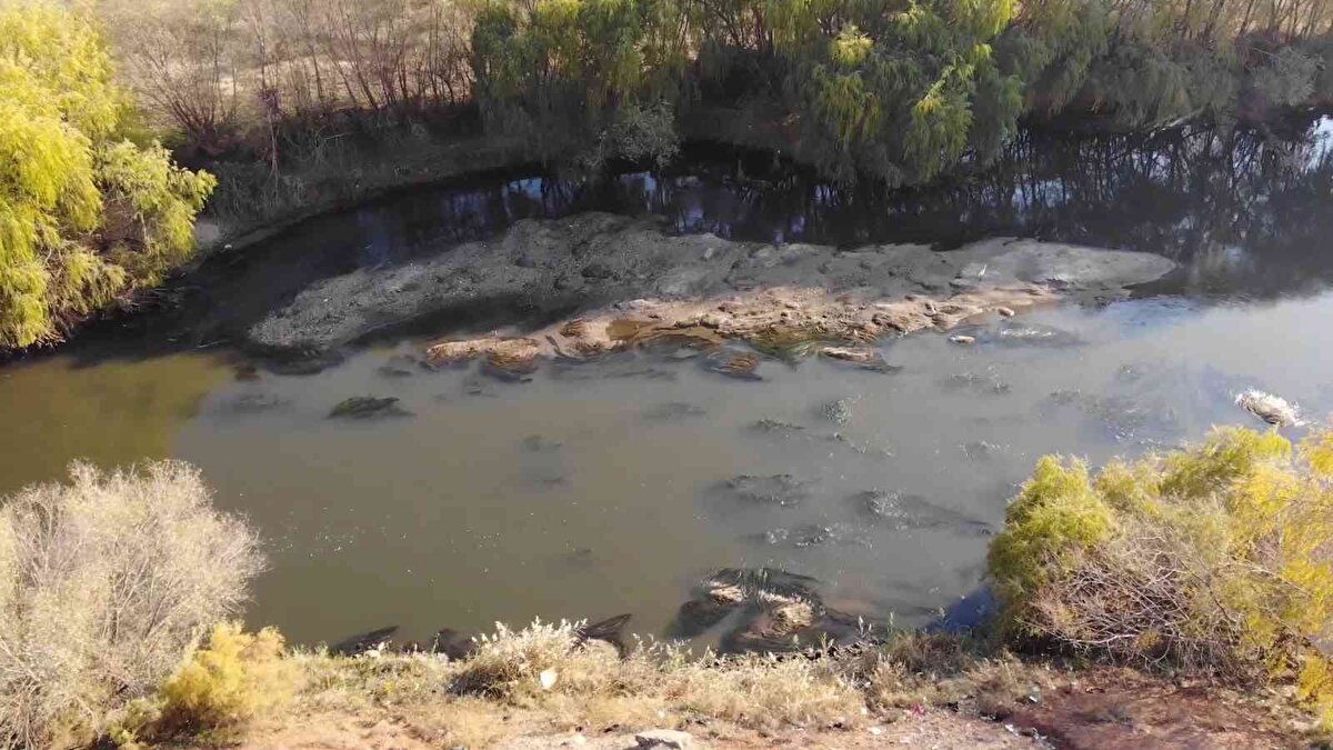 Kırıkkale'nin Yahşihan ilçesinden de geçen Kızılırmak'ta, son yıllarda yağmur yağışlarının azalması ve tarım arazilerini düzensiz sulamaları sebebiyle debide düşüş yaşanıyor. Suyun çekildiği Kızılırmak, drone ile havadan görüntülendi.<br><br>
