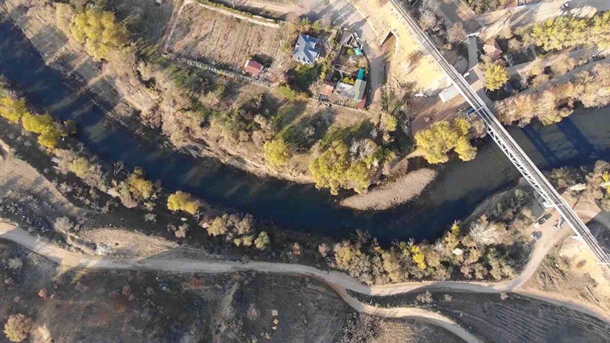 İç Anadolu'nun en doğusundaki Sivas ilinin İmranlı ilçesindeki Kızıldağ'ın güney yamaçlarından doğup Kayseri, Nevşehir, Kırşehir, Kırıkkale, Ankara, Çankırı, Çorum ve Samsun'dan geçerek Karadeniz'e dökülen Türkiye'nin en uzun nehri Kızılırmak'ta su seviyesi düşüş yaşanıyor.<br><br>Bin 355 kilometre uzunluğundaki nehir yatağında, su seviyesinin azalması ile birlikte adacıklar ortaya çıktı.<br><br>
