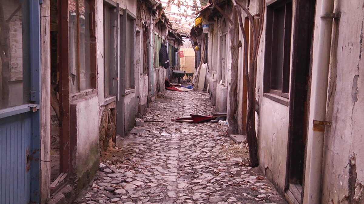 Belediye Başkanı Halil İbrahim Aşgın, 4 yıl önce başlatılan restorasyon çalışmasında artık sona gelindiğini belirterek, "Bu tarihi arastayı, tüm dokusunu koruyarak restore ediyoruz. Hem şehrimizin tarihine ve kültürüne sahip çıkmış hem de esnafımızın kullanımına açmış olmayı hedefliyoruz. İnşallah projemizi bu yılın sonu itibariyle tamamlamış olacağız'' dedi.<br><br>