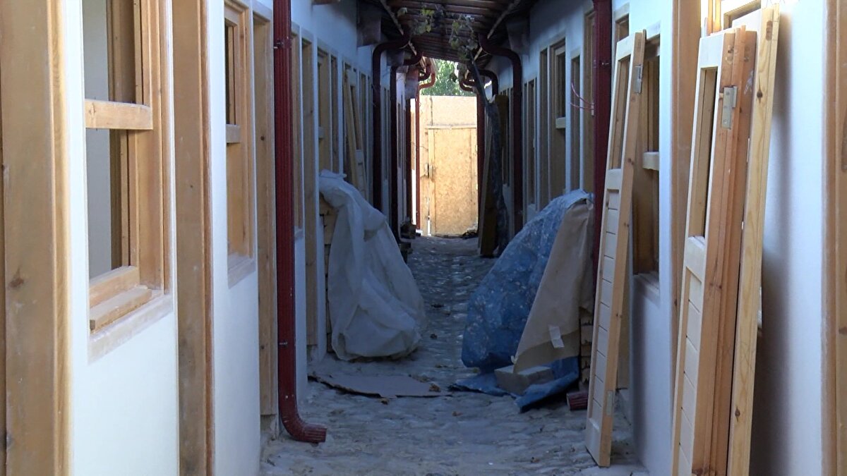 Arastada 42 sene ayakkabı tamirciliği yaptığını belirten esnaf Kemal Ceyhan da, "Çalışmalar bitime yaklaştı ve her baktığımda çocukluğuma geri dönüyorum. Eski halinin birebir orijinali oluyor. Bu arasta tuğlasıyla, oluğuyla, içinin ahşap dokusuyla tam anlamıyla 1957'deki haline geri dönüyor'' diye konuştu.<br><br>