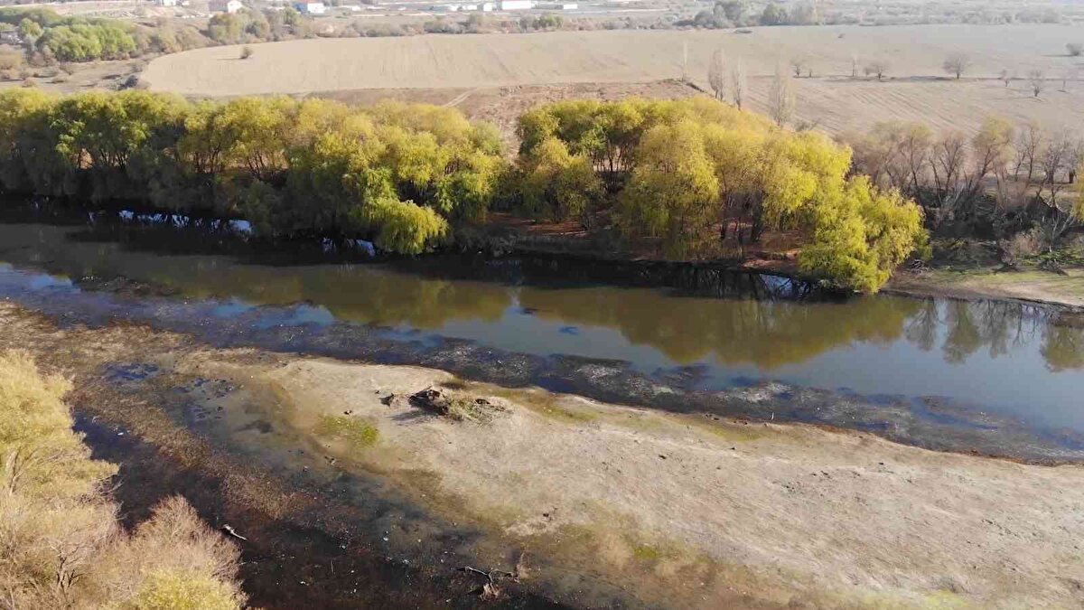 Bölgede yaşayan emekli öğretmen Mustafa Durmuş, çocukluk yıllarında Kızılırmak nehrinin coşkulu bir şekilde aktığını ve iklim değişikliği sebebi ile su seviyesinin düştüğünü ifade ederek, "Kızılırmak biliyorsunuz Sivas’tan doğuyor. Büyük bir yay çizerek İç Anadolu’yu sulayarak birçok yerden geliyor.<br><br>