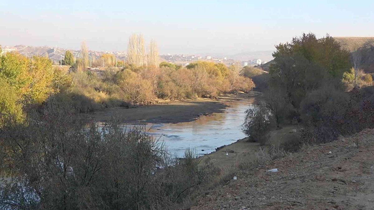 Su debisinin iyice azaldığını dile getiren Durulmuş, "Irmak yalnız verimliliğini, su hacmini, debisini iyice azalttı. Bunun birçok nedenleri var. Öncelikle iklimden kaynaklanıyor.<br><br>