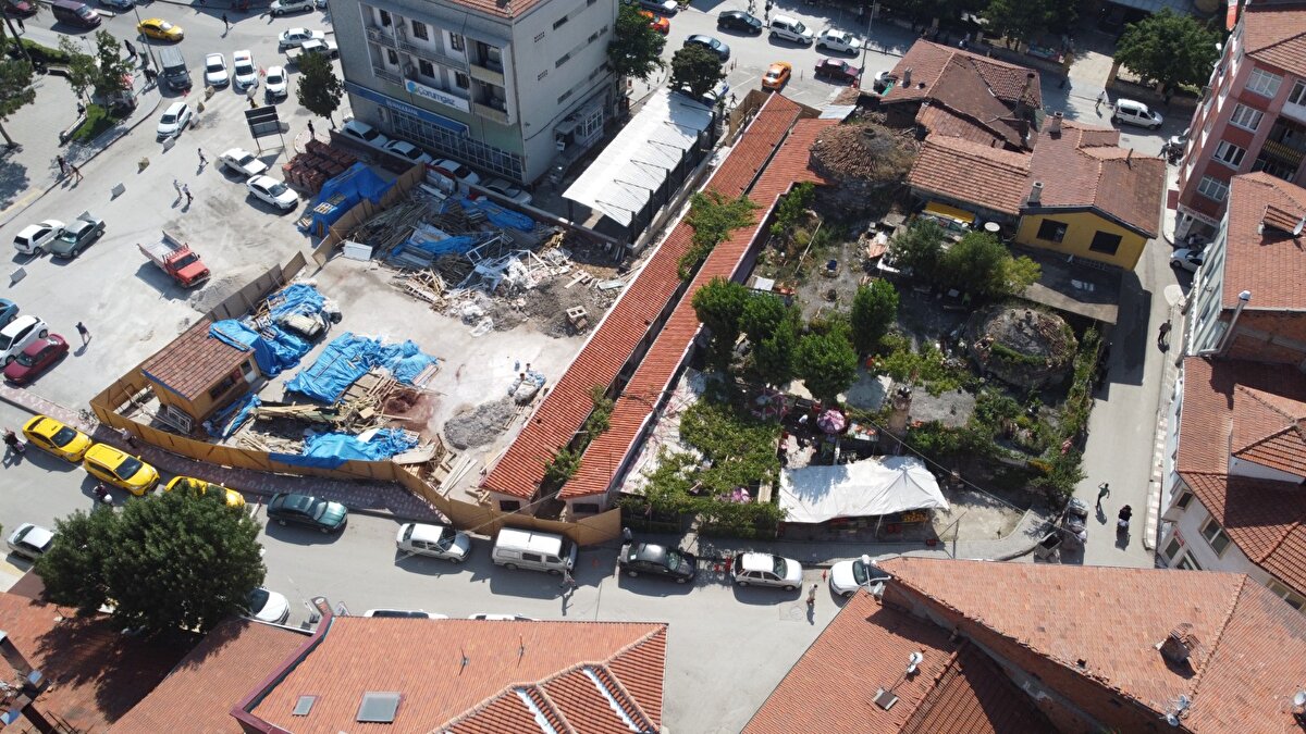 Üçtutlar Mahallesi’ndeki 1,5 metre genişliğinde ve 30 metre uzunluğundaki, ‘dünyanın en dar sokağı’ olarak tanıtılan ‘Dikiciler Sokağı’ ilgi görüyor.<br><br>