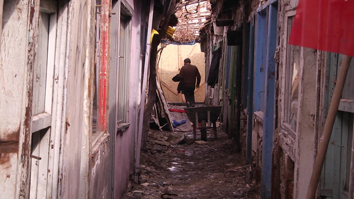 Eskiden 40'ı aşkın esnafın faaliyet gösterdiği sokakta, Çorum Belediyesi tarafından başlatılan restorasyon çalışmalarıyla tarihi sokak, yıl sonunda kent turizmine kazandırılacak.<br><br>