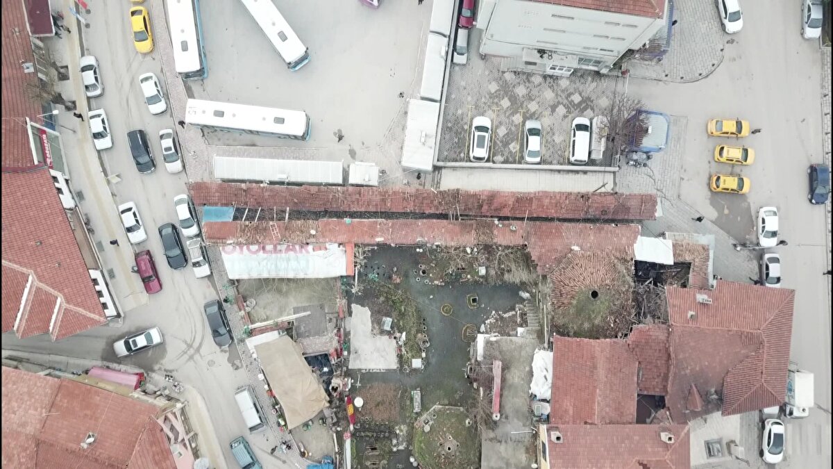 Kenti ziyaret eden turistlerin ilgisini çeken sokakta, özellikle üniversite öğrencileri ile gelin ve damatlar fotoğraf çektiriyor.<br><br>