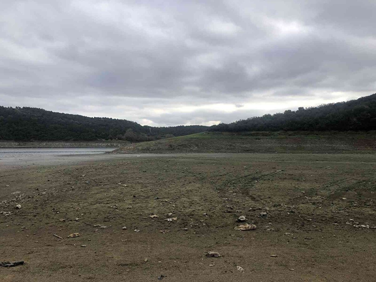 İSKİ’nin verilerine göre Alibeyköy Barajı son 10 yılın en düşük su seviyelerinden birini görerek yüzde 16,41'e geriledi.<br><br>