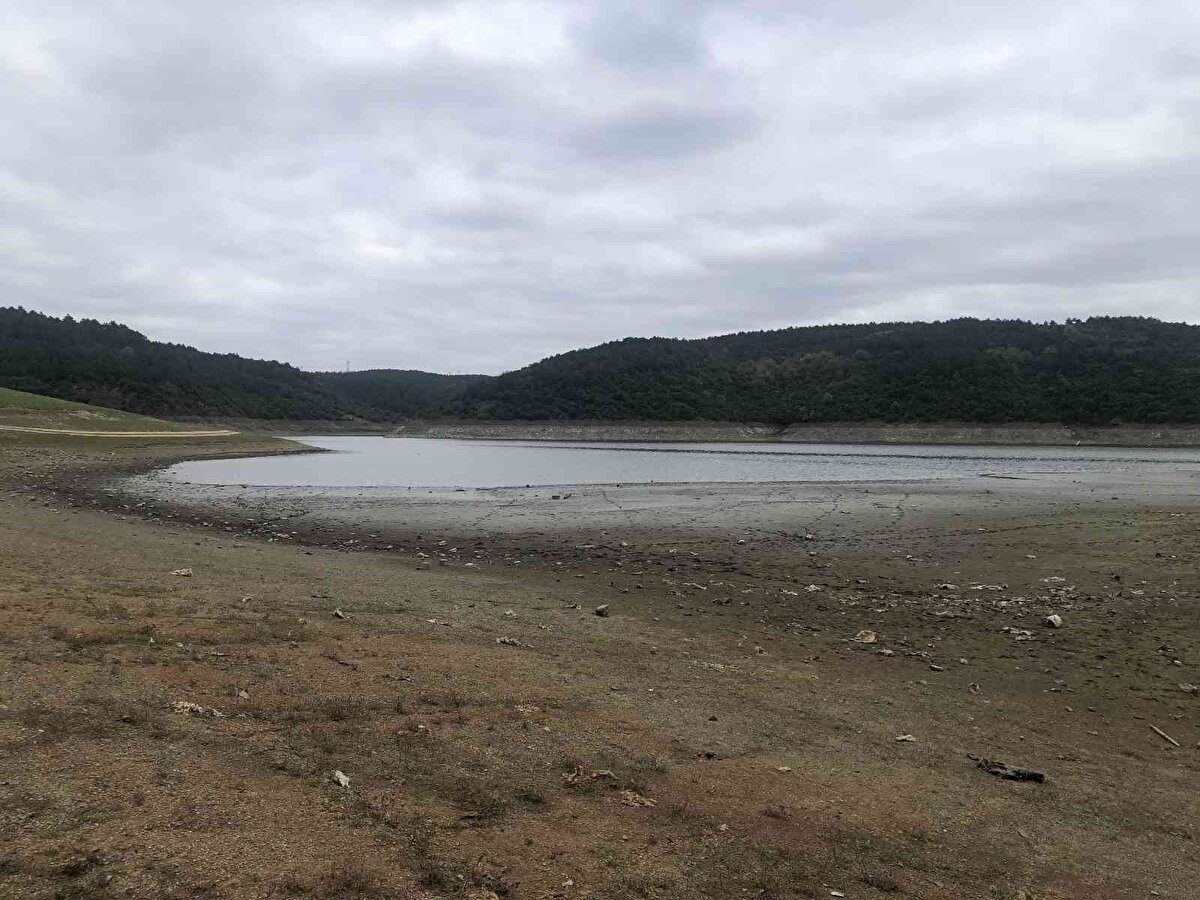 Alibeyköy Barajı’nın 18 Kasım tarihi dikkate alınarak son 10 yılına bakıldığında en düşük doluluk oranı 2012 yılında yüzde 21,39 ölçülürken bu rakam bugün itibarıyla yüzde 16,41 olarak kayda geçti. Barajda, suların büyük kısmı çekildi.<br><br>