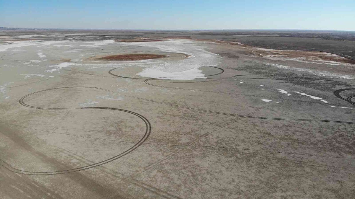 Türkmen, "Bazı bölgelerde sıcak su çıkışları var. Bunların ısılarını ölçeceğiz. Çünkü belli bir ısıda, normalde 55 derece ama bu ısı yükseldiği zaman bir hareketlilik var demektir. Bu volkanizmanın harekete geçmesinin birçok parametresi var. Ama biz bu parametrelerin hepsini ölçeceğiz. Sıcaklık ölçeceğiz, aynı zamanda gaz ölçümleri yapacağız. Kimyasal gaz ölçümleri yapacağız. Bunların hepsini tek potada değerlendireceğiz. Aynı zamanda bizim buradaki amacımız, volkanizma zaten birden bire aniden patlamaz. Öncelikle belirtiler var. Bu belirtileri biz çok rahatlıkla ölçebiliyoruz. Ama bizim amacımız normalde 2 veya 3 ay önce belirti veren bir volkanı daha önceden tespit edip, hareket ve aktivite varsa daha önceden tespit edip çalışma için zaman aralığı, zamanı artırmak. Tek amacımız bu. Hasan Dağı volkanizmasının da hareketliliğini takip edeceğiz bu projeyle" dedi.<br><br>