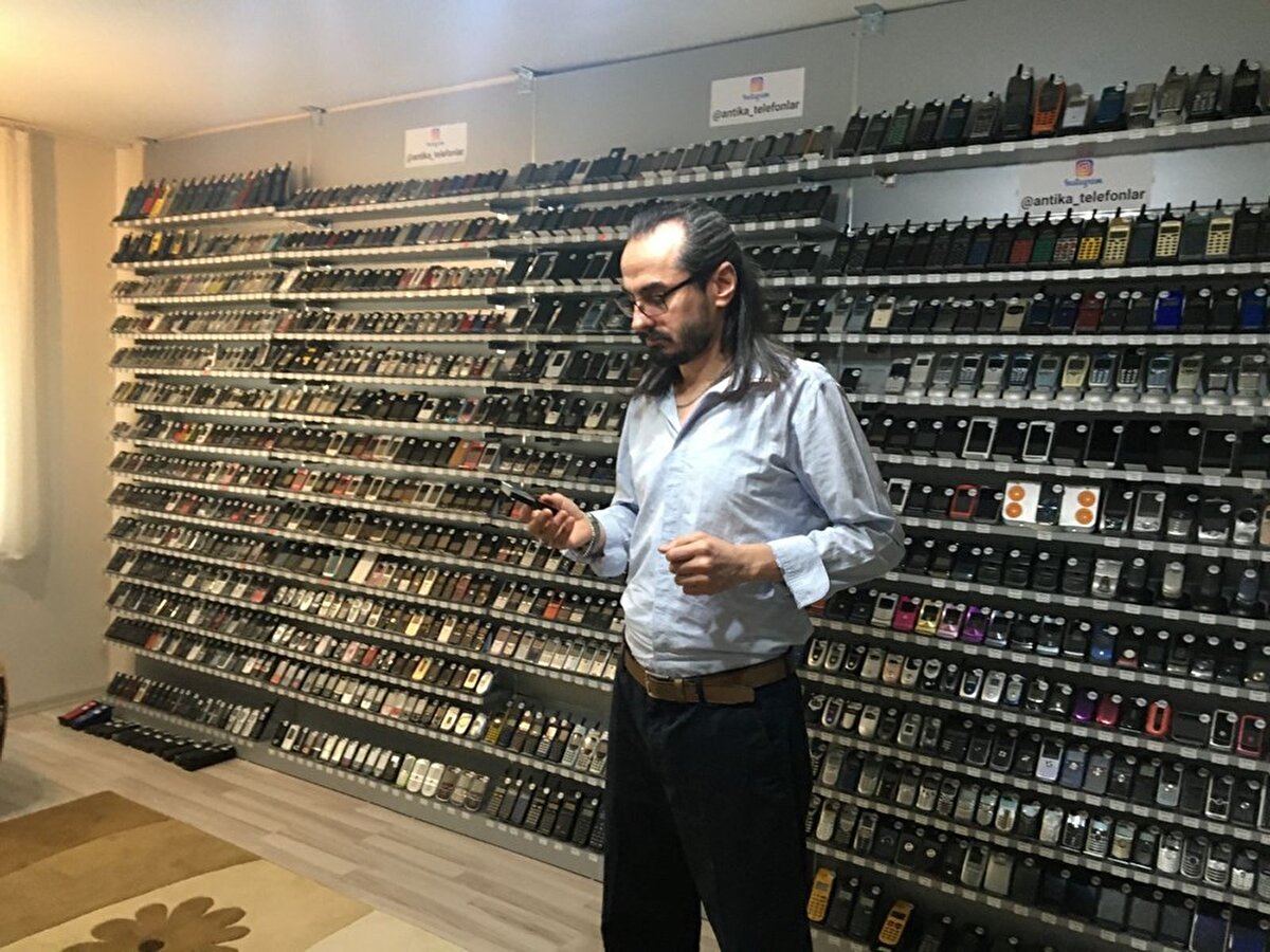 Telefon koleksiyonunu kızı Liya’ya armağan eden Ekrem Karagüdekoğlu, “Bundan sonraki süreçte hakem heyetine bizim davetimiz olacak veya biz kanıtları internet sitesine yükleyeceğiz veya onlar bir hakem gönderecekler. Bu şekilde paslaşarak, karşılıklı istişareyle sertifikayı inşallah alacağız. Sanıyorum ki 15 gün ila 1 ay içerisinde sonuç belli oluyor” dedi.<br><br>