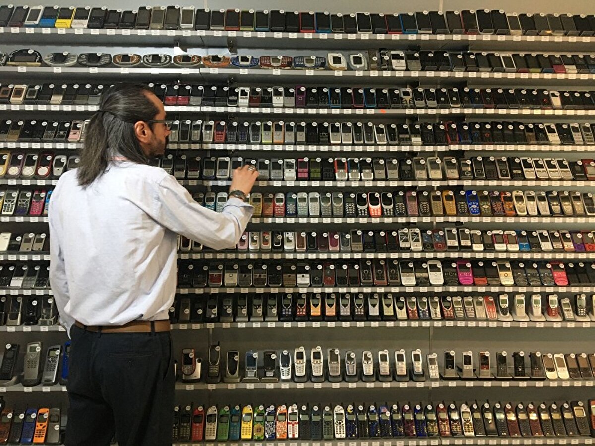 Koleksiyonunda bulunan telefonları daha çok yurt dışından temin ettiğini söyleyen Karagüdekoğlu, “Guinness’e başvurumuzda 2 bin 779 olarak kayda geçti. Bundan sonraki hedefim kısmet olursa bir müze. Hem ülkemizin tanıtımı için hem de dünyaya, insanlığa bir telekomünikasyon müzesi olarak bırakmak istiyorum. İsminizin yaşaması, devam etmesi önemli” şeklinde konuştu.<br><br>