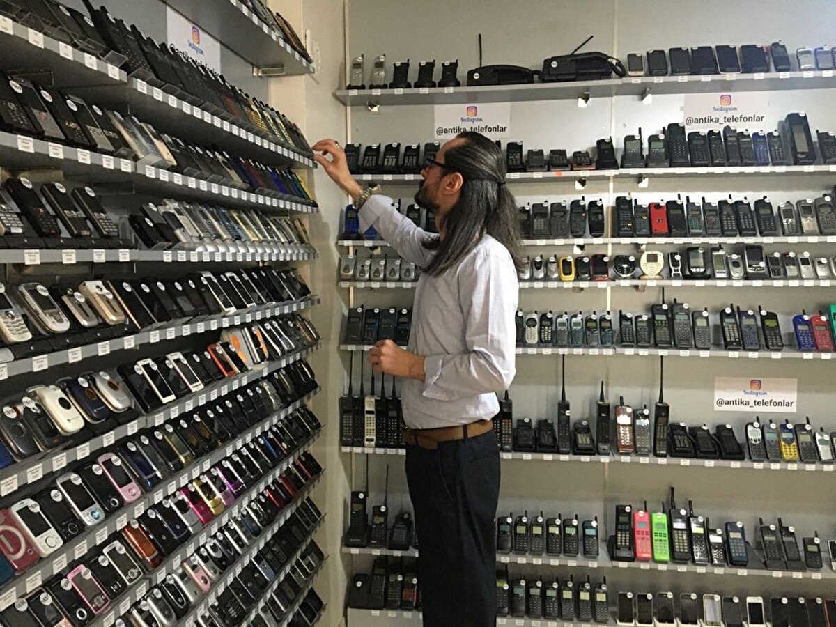 Guinness’e bir buçuk ay önce başvuruda bulunduğunu ve 15 gün önce de onay aldığını vurgulayan telefon koleksiyoncusu, “150 tane birbirinden farklı marka var. Belli bir sayıyı yakaladıktan sonra bunları Guinness Dünya Rekorlar Kitabı’na taşımak istedim hem ismimiz hem ülkemizin tanıtımı açısından hem ülkemize bir madalya kazandırmak açısından” ifadelerine yer verdi.<br><br>