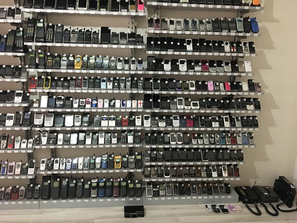 Telefon koleksiyonunda hiçbir sponsor desteğinin olmadığını belirten Karagüdekoğlu, “Telefon merakı radyo televizyon tamiriyle uğraşıyordum 1995 senesinde, cep telefonu çıkınca anında geçiş yaptım. Ondan sonra cep telefonu teknik servisi olarak devam ettim ve şu anda profesyonel bir cep telefonu teknik servisim var. 2010 senesinden sonra katlanarak, çığ gibi büyüyen bir koleksiyon oldu" dedi.<br><br>